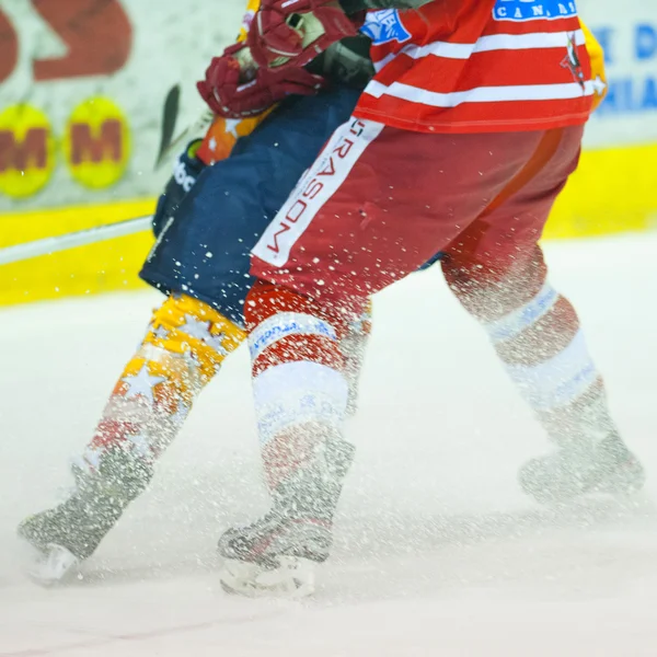 ASIAGO, ITALIA - 28 DICEMBRE: Giocatori di hockey non identificati gareggiano — Foto Stock