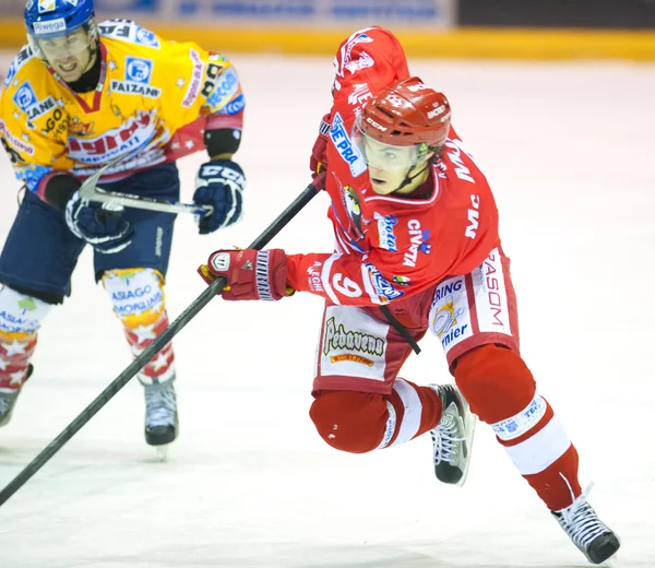 Asiago, italien - dez 28: unidentifizierte hockeyspieler wetteifern — Stockfoto
