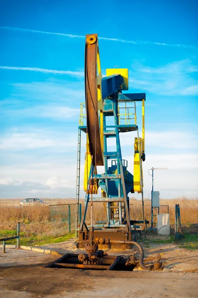 Bomba de óleo. Equipamento da indústria petrolífera. — Fotografia de Stock