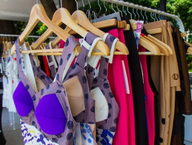 Gösteride askılarda moda kıyafetleri