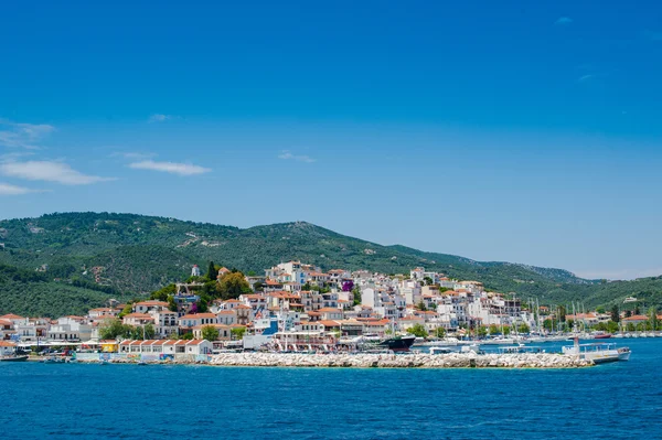 Vista de la ciudad de Skiathos y el puerto en Grecia —  Fotos de Stock