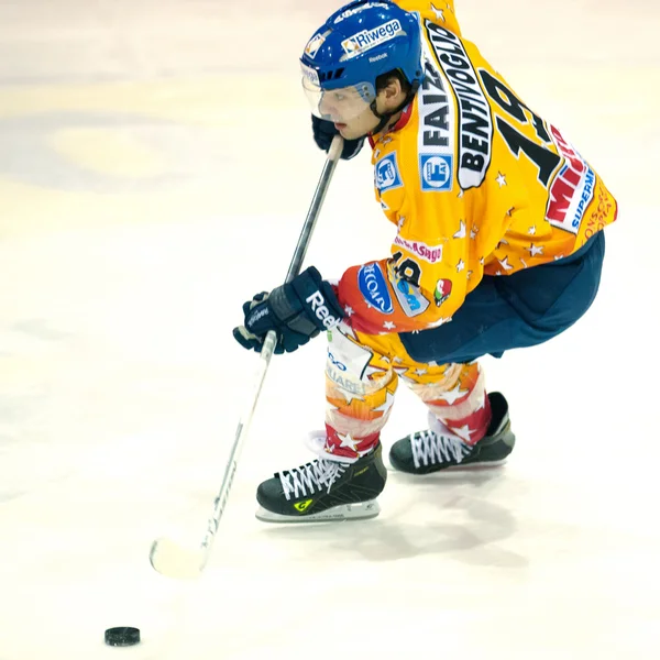 ASIAGO, ITALIA - 28 DE DICIEMBRE: Jugadores de hockey no identificados compiten — Foto de Stock