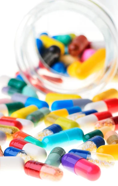 Pílulas coloridas, comprimidos e cápsulas sobre um fundo branco — Fotografia de Stock