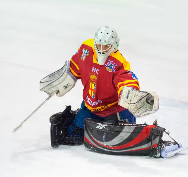 ASIAGO, ITALIA - 28 DE DICIEMBRE: Jugadores de hockey no identificados compiten —  Fotos de Stock