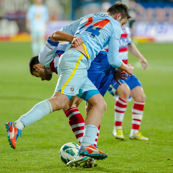 GALATI, ROUMANIE - 2 AVRIL : Des footballeurs inconnus jouent dur — Photo