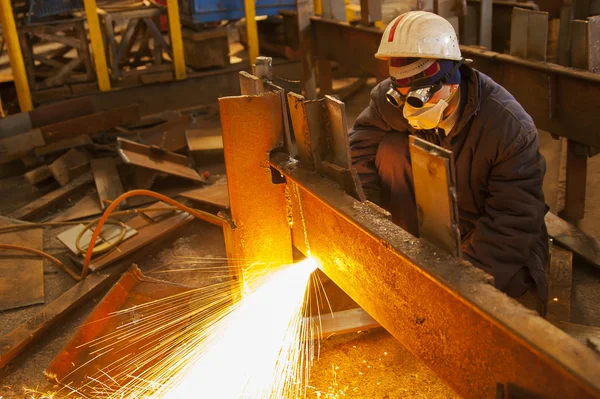 Metal ve kıvılcımlar üreten koruyucu maskeli kaynakçı. — Stok fotoğraf