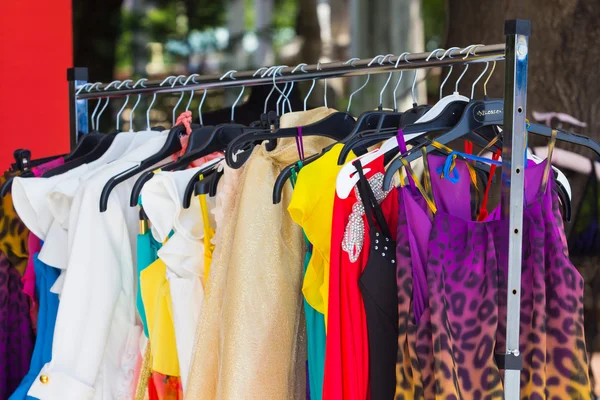 Abbigliamento di moda sulle grucce in fiera — Foto Stock