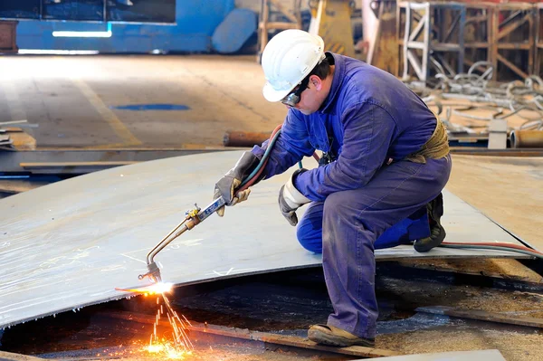 Saldatore con maschera protettiva saldatura metallo — Foto Stock