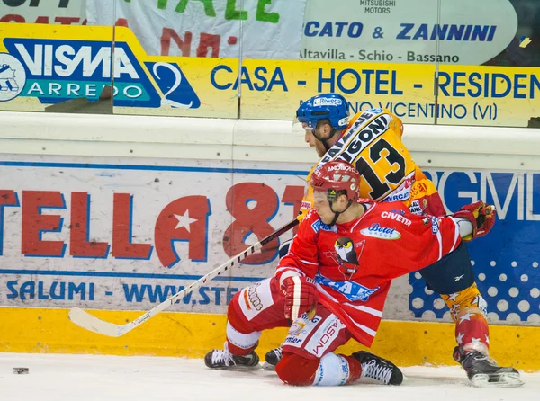 ASIAGO, ITALIE - 28 DÉCEMBRE : Des joueurs de hockey non identifiés concourent — Photo