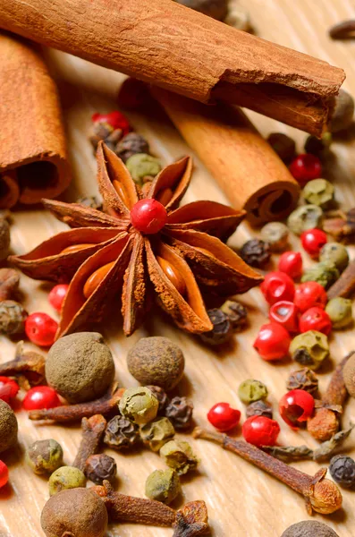 Grupo de especias, canela, pimienta y anís estrella — Foto de Stock