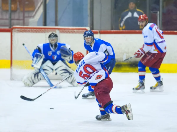 Galati, Rumänien - 17. November: Unbekannte Hockeyspieler treten gegeneinander an — Stockfoto