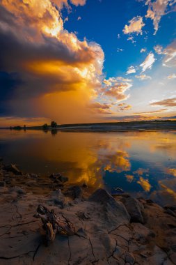 günbatımı Nehri üzerinde