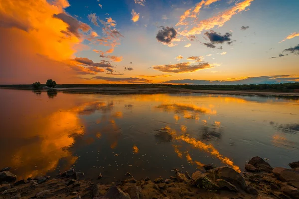 Günbatımı Nehri üzerinde — Stok fotoğraf