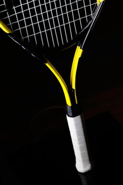 Sarı tenis raketi izole siyah arka plan