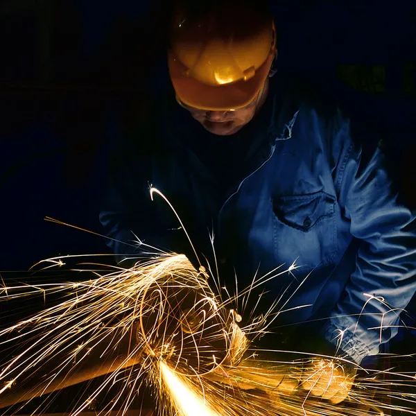 Funkenflug bei der Arbeit mit Stahl in der Fabrik — Stockfoto