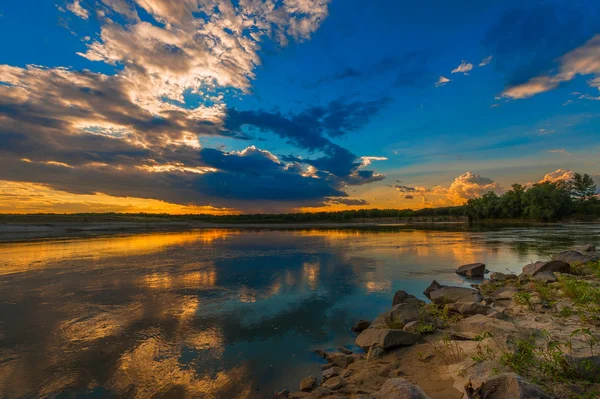 Заходом або сходом сонця над річкою — стокове фото