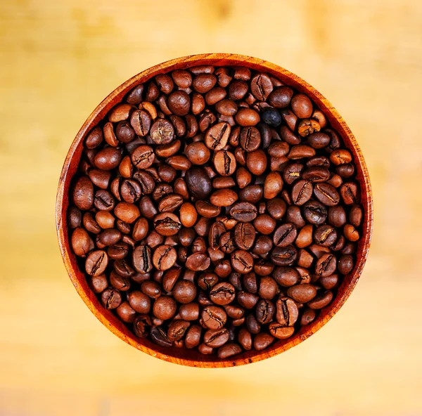 Жареные кофейные зерна в миске — стоковое фото