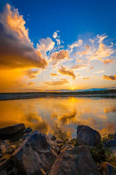 Nehir üzerinde gündoğumu veya günbatımı — Stok fotoğraf