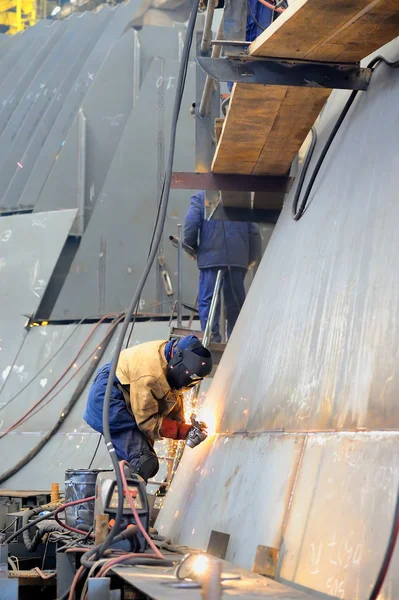 Een lasser werken bij scheepswerf in dagtijd — Stockfoto