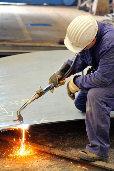 Un soldador que trabaja en el astillero durante el día — Foto de Stock