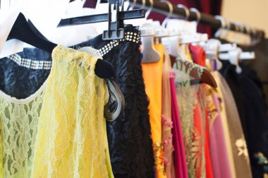 Gösteride askılarda moda kıyafetleri