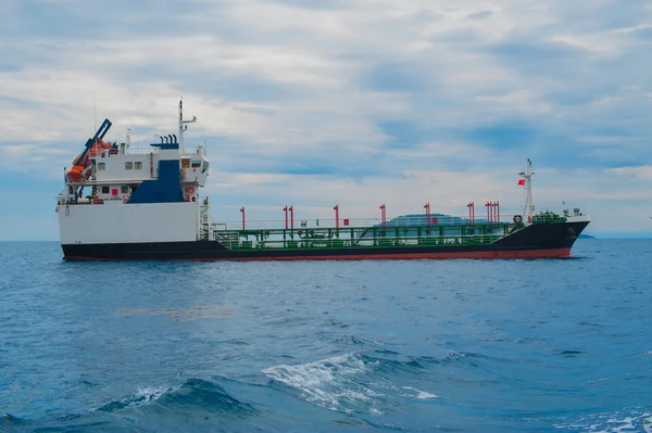 Barco industrial en el mar — Foto de Stock