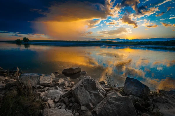 Заходом або сходом сонця над річкою — стокове фото