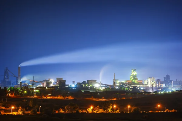 Stahlwerk in der Nacht — Stockfoto