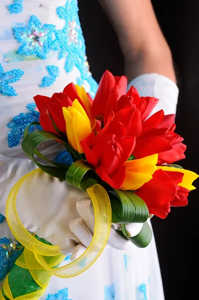 在新娘的手的美丽婚礼花束 — 图库照片