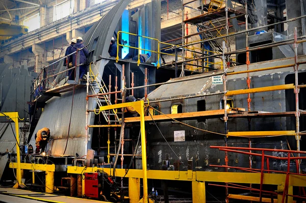 Een lasser werken bij scheepswerf in dagtijd — Stockfoto