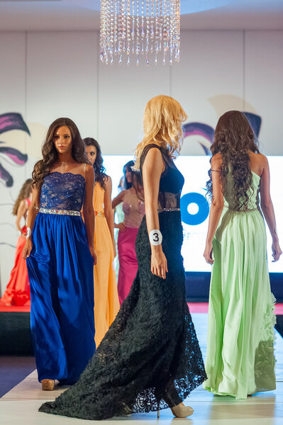 Modelos de moda na passarela — Fotografia de Stock