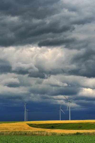 Dark rain clouds on wind power installations. — Stock Photo, Image