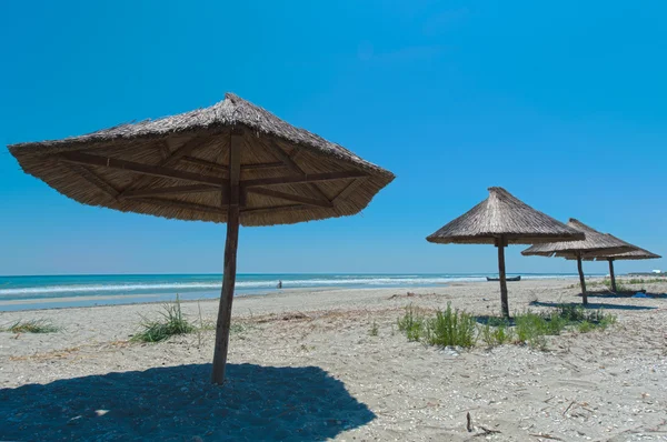 Weergave van het mooie tropische lege zandstrand met paraplu — Stockfoto