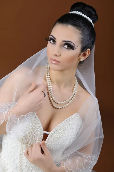 Ritratto di una bella sposa con trucco luminoso — Foto Stock