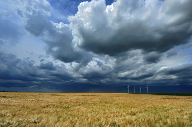alanın üzerinde kara bulutlar fırtına