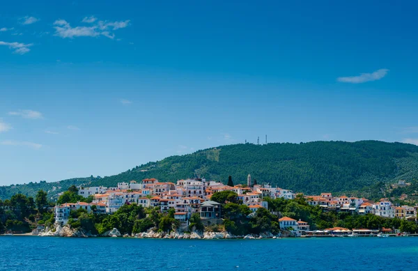 Vista de la ciudad de Skiathos y el puerto en Grecia —  Fotos de Stock