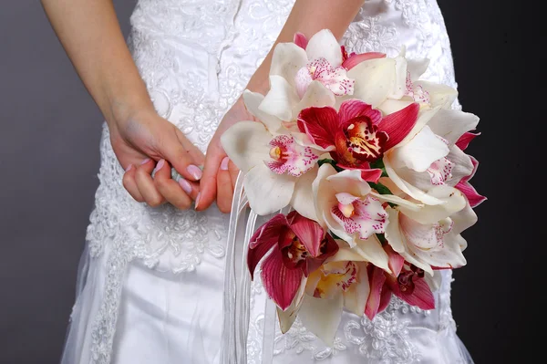 Beau bouquet de mariage entre les mains de la mariée — Photo