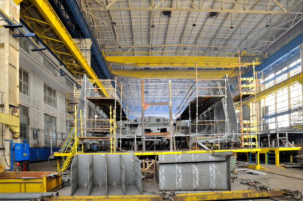 Судостроительная стрельба внутри верфи
