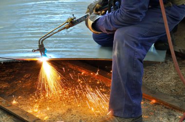 bir kaynakçı tersanede gün zaman çalışma