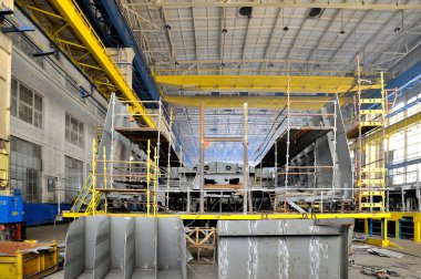 disparar en el interior de astilleros de construcción naval