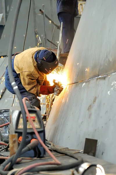 Ein Schweißer, der tagsüber auf der Werft arbeitet — Stockfoto