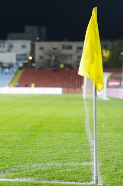 bir futbol sahası üzerinde köşe bayrak