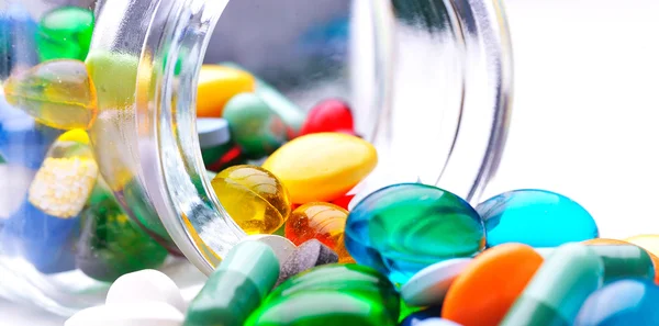 Pills an pill bottle on white background — Stock Photo, Image