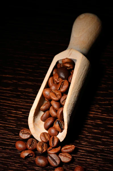 Кофейные зерна в старой деревянной сенсации — стоковое фото