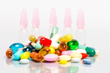 Ampül ve üzerinde beyaz izole hapları