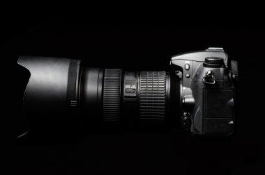 profesyonel dijital fotoğraf makinesi siyah arkaplan karşısında