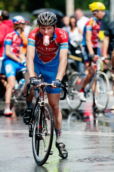 Cyclists from various teams cycle — Stock Photo, Image