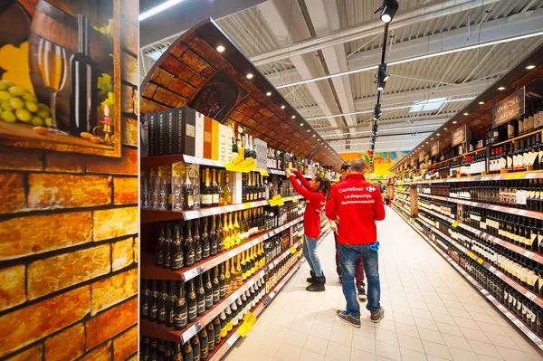 在大型超市家乐福盛大开幕在加拉茨的照片 — 图库照片