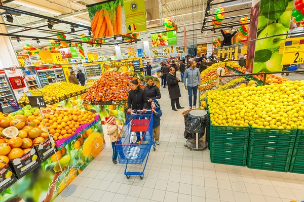 Foto's bij grand opening van hypermarkt carrefour — Stockfoto