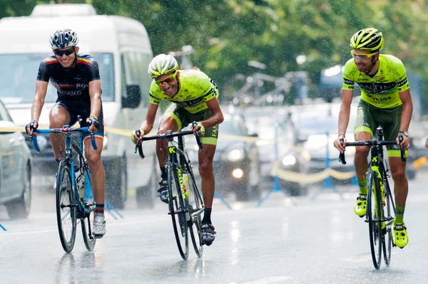 Radfahrer aus verschiedenen Teams radeln — Stockfoto